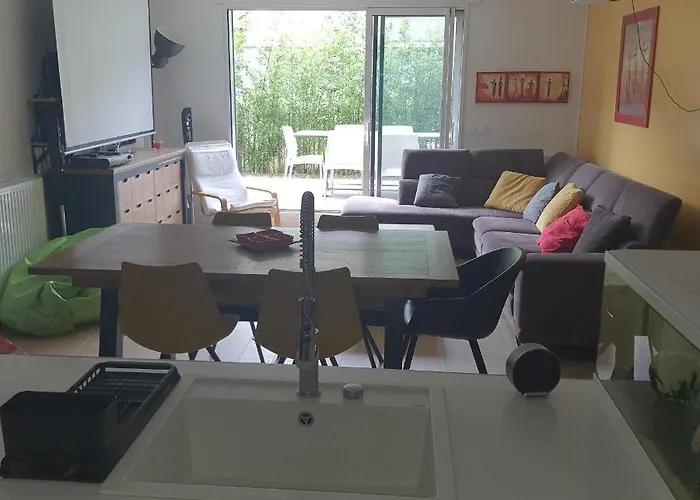 Jolie Suite Parentale, Chambre Et Salle D\'Eau, Avec Son Coin De Verdure A 5 Minutes A Pied Du Centre Ville